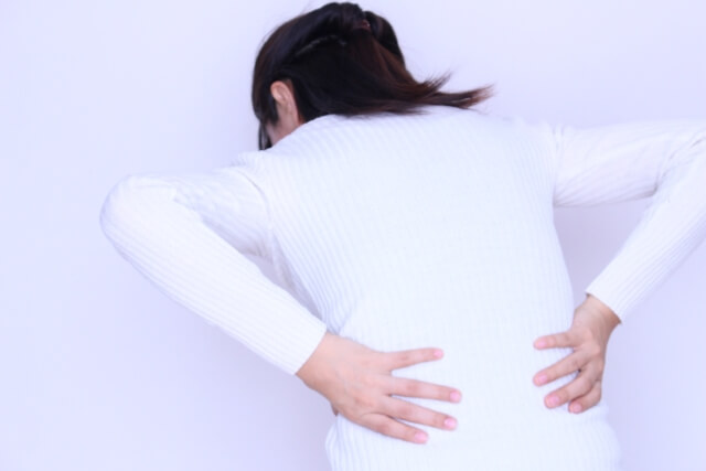 背中 と を 息 痛い 吸う が 背中が痛いときの受診は病院の何科に行けばいい？痛みの場所や原因別で異なる症状や対処法を解説