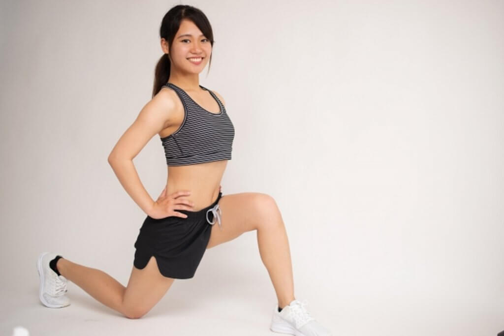 全裸で開脚１８０°ストレッチ 